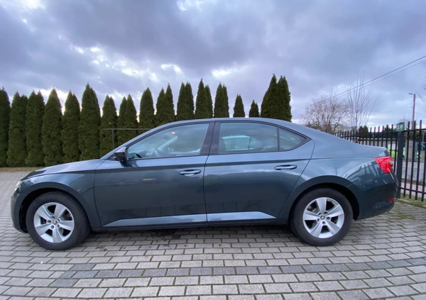 Skoda Superb cena 72900 przebieg: 208500, rok produkcji 2020 z Wołomin małe 154